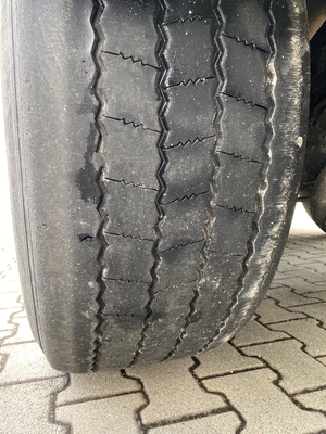 Foto Reifenprofil der 1ten Achse | Beifahrerseite