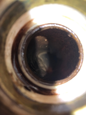 Foto von Ölfilm oder Ölschlacke im Ausgleichsbehälter