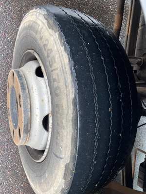 Foto Reifenprofil der 1ten Achse | Fahrerseite