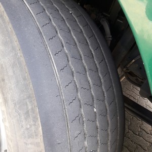 Foto Reifenprofil der 1ten Achse | Fahrerseite